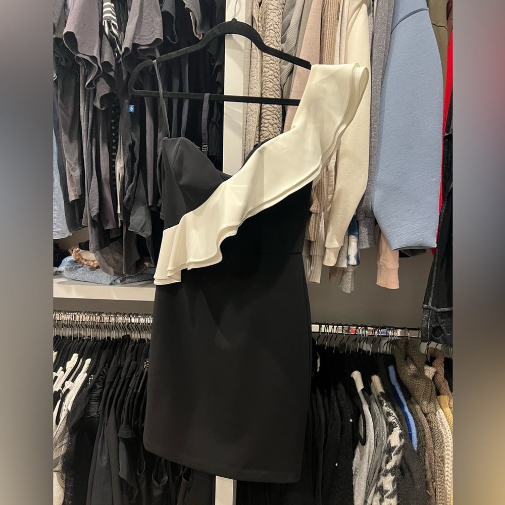 Mini dress brand new, ruffle trim